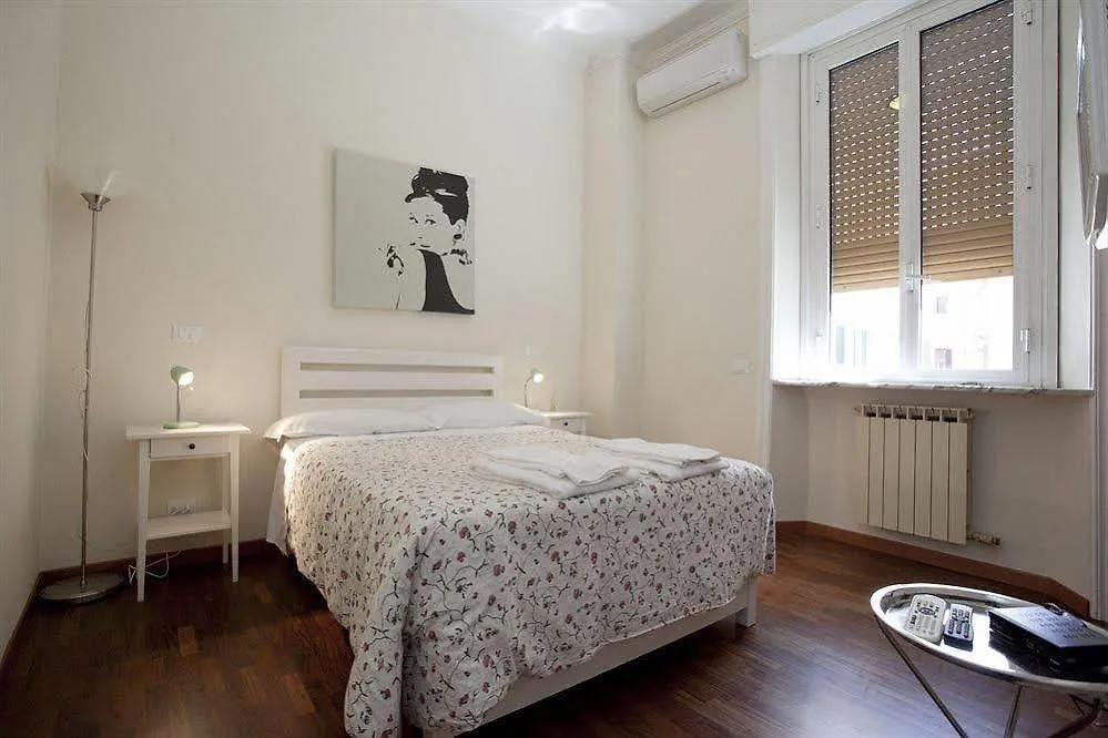 Oda ve Kahvaltı B&B Santi Quattro Al Colosseo Roma